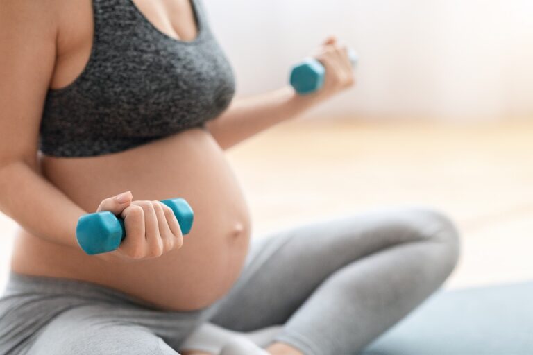 Mulher fazendo exercícios físicos na gravidez